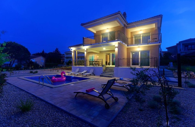 Modern 5 * villa with pool, only 70m from the beach