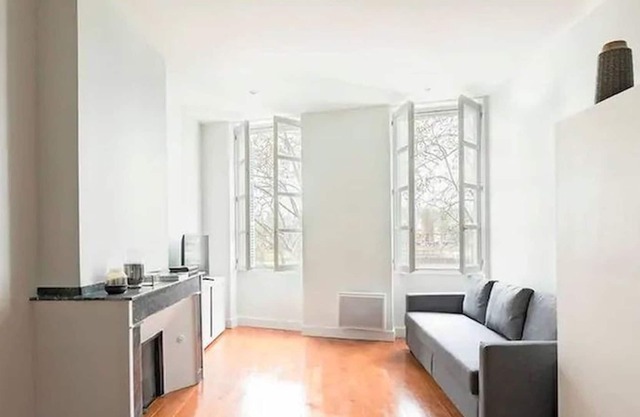 Modern 50m2 Apartment in the Elegance of Les Carmes Et Du Quai De Tounis