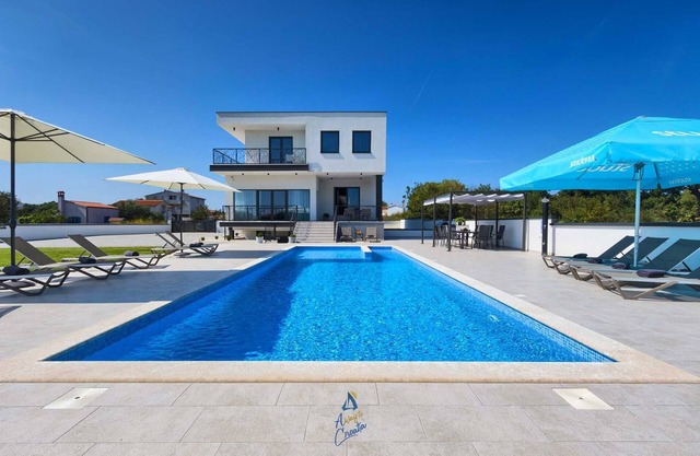 Modern 6-BR villa for 12+2 with pool close to Pula