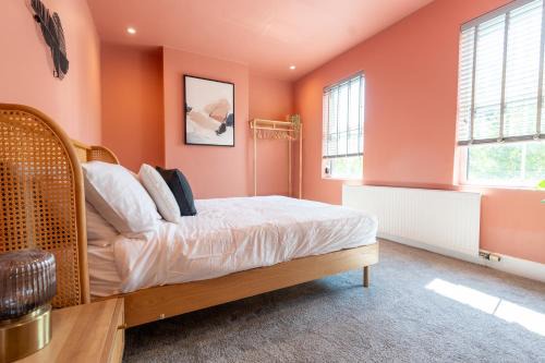 Modern 6 Person Cosy Cottage in Historical Newport