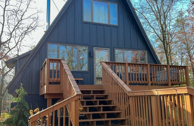 Modern A-Frame on fenced, wooded Lot. Pet friendly!