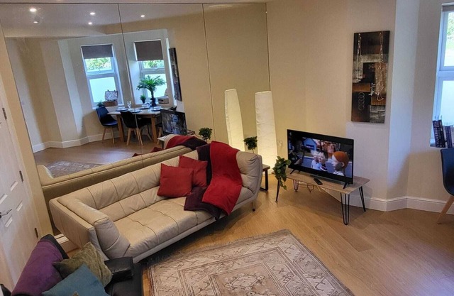 Modern and Classy 2 bedroom Flat, Free parking