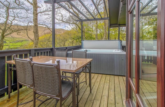 Modern and cosy lodge with one double and one twin.