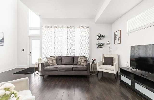 Modern and Fun 4BR+ Pool Table in Fountain Square