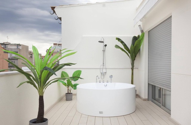 Modern apartment with terrace, bathtub and TV near the Mediterranean