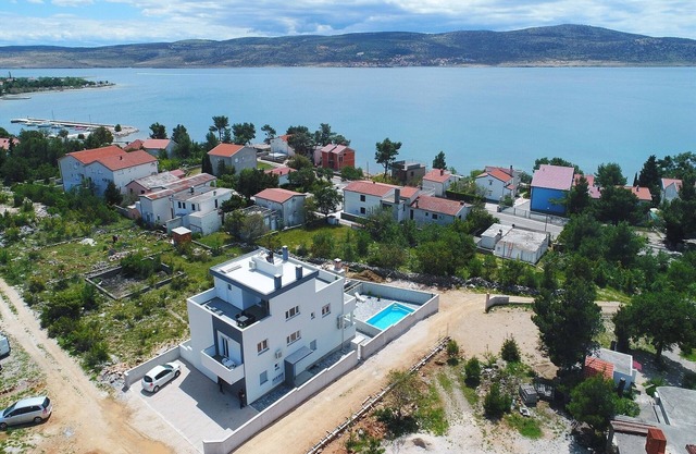 Modern apartment for 2-4 persons with garden view and pool use