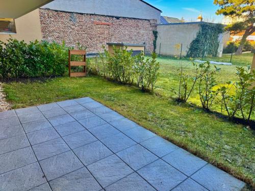 Modern Apartment Garden with 5 Single Beds