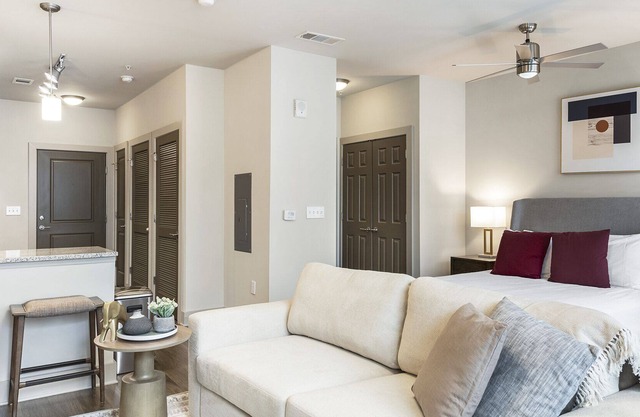 Modern Apartment in Prime Location (ID7617X44)