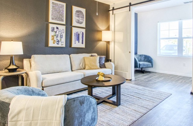 Modern Apartment in Prime Location (ID8141X02)