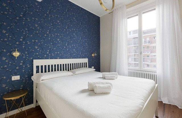 Modern apartment of approximately 45sqm, perfect for 2 people, located on the fourth floor of a building with lift.The apartment is located 3.6km from Linate Airport and a short distance from the "Monzino Cardiology Center" and the "Milano-Forlanini" tra