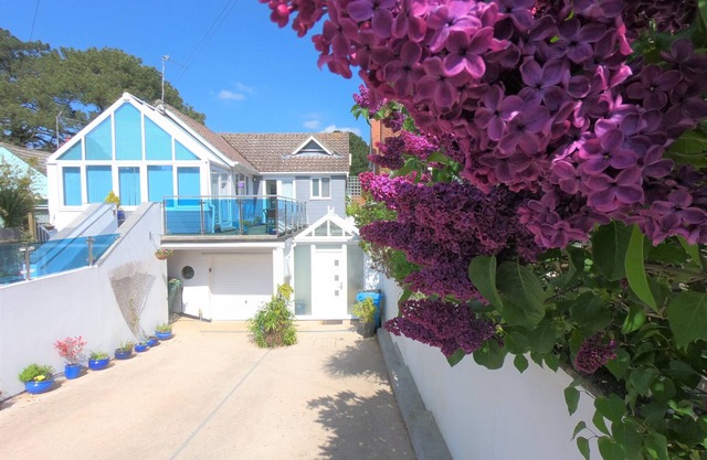 Modern apartment on Sandbanks Peninsula, with private garden. (pet friendly)