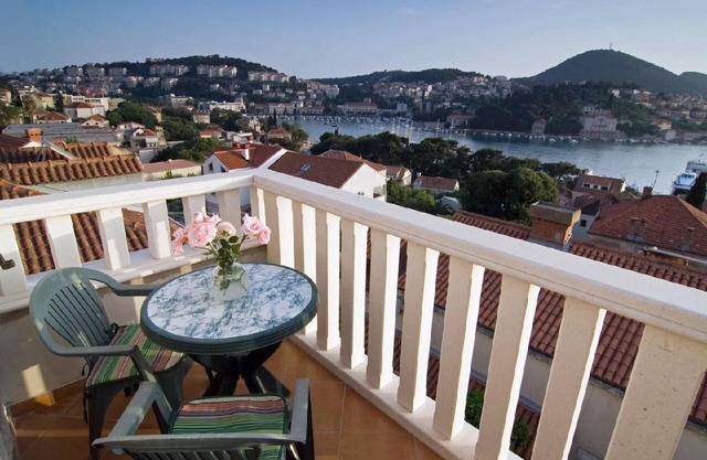 MODERN APARTMENT WITH SEA VIEW