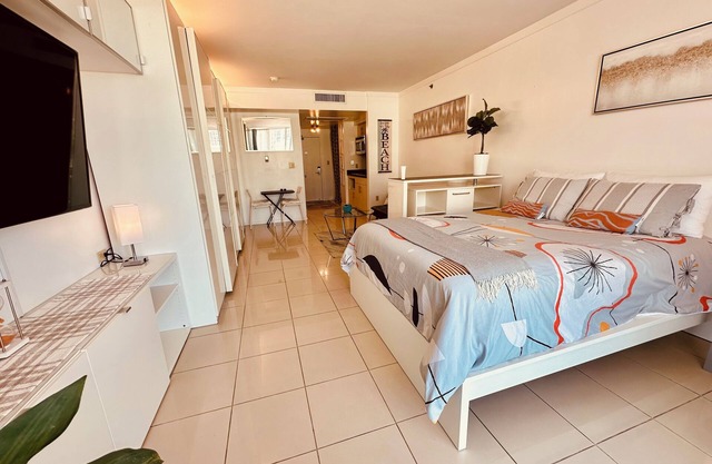 Modern Arya Hotel Escape - Pool, Sauna, Gym & Walk to Cafés, Parks & CocoWalk