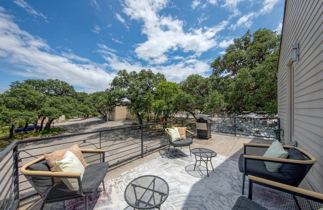 Modern Austin Retreat, 3 miles from Downtown, Walk to Restaurants