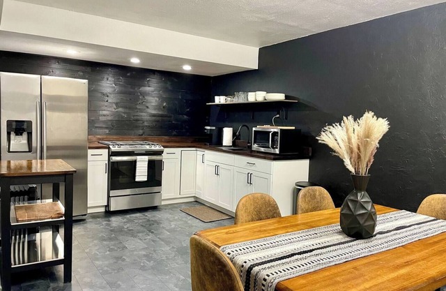 Modern Basement Suite w/King bed and Fast wifi