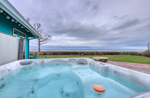 Modern Beach home w/Ocean Views, Private Hot Tub, Firepit, Gas Grill, & more