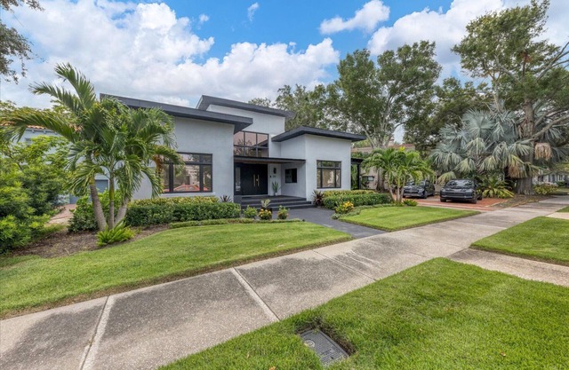 Modern beautiful home steps to Bayshore & Downtown