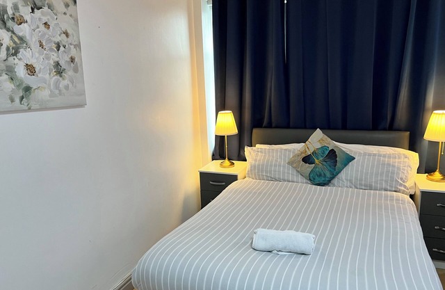 Modern Bedroom with 2 Bath, Short Walk to Bullring