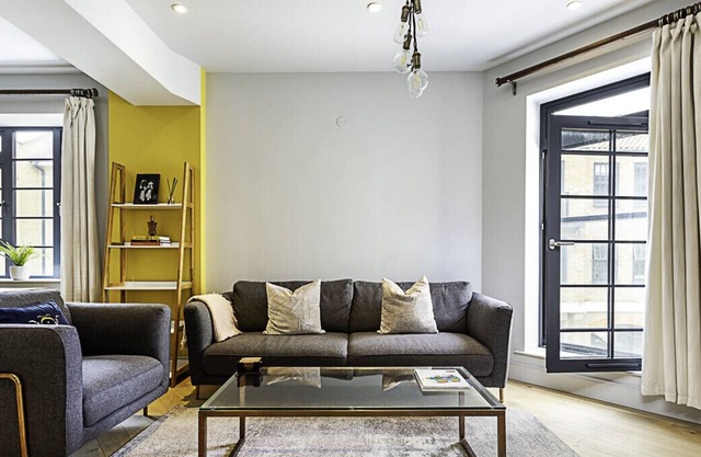 Modern Brentford Flat