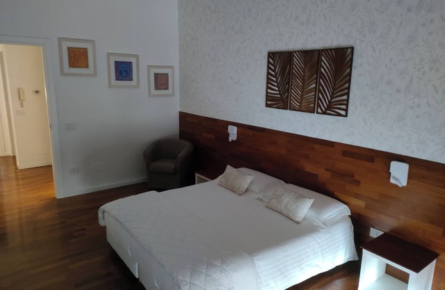 Modern bright apartment, 4th floor, up to 4 people, free parking.