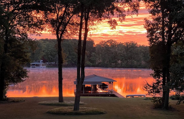 MODERN CABIN, UNBEATABLE LOCATION ON LAKE GASTON- LIZARD CABIN