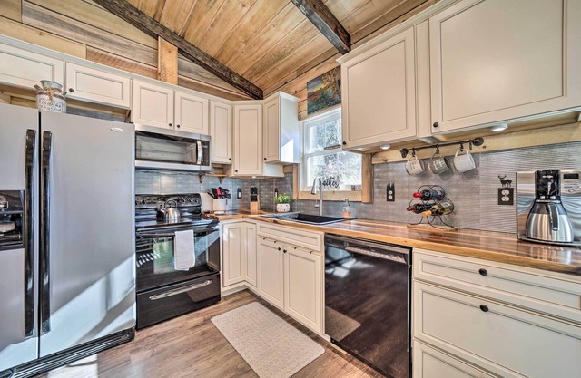 Modern Cabin w/Fire Pit < 3 Mi to Trails!