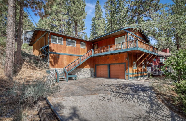 Modern cabin with fireplace, spacious deck, & beautiful forest views, sleeps 6