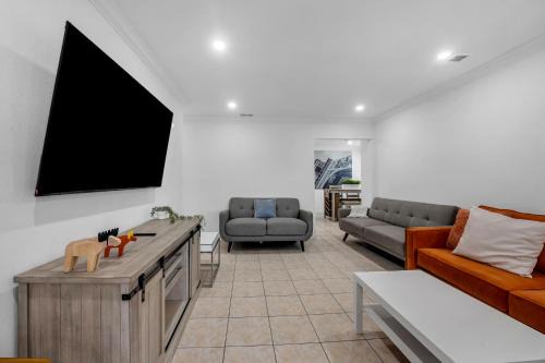 Modern Cali Comfort- Spacious 3BR Home Near Disneyland & Beaches