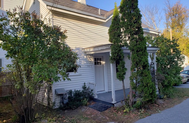 Modern Carriage house 2 blocks from Church Street