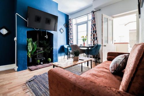 Modern Central Location 4 Bed House !