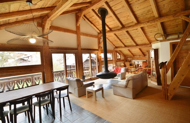 Modern chalet for 10 near slopes with parking and WIFI