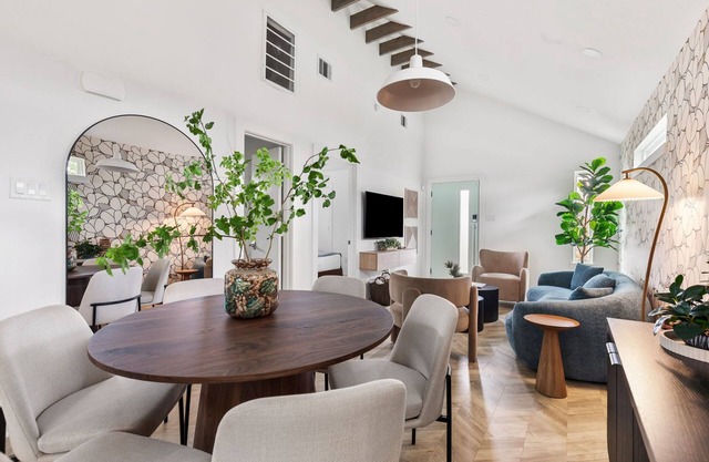 Modern Chic 2-bedroom bungalow with WiFi and AC near Downtown Houston