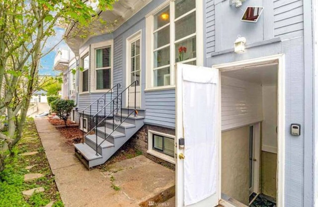 Modern city apartment with free internet and full kitchen