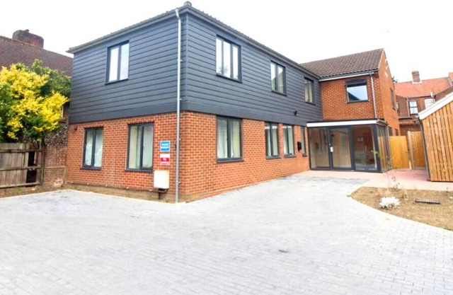 Modern City Home with 5 Ensuites and Private Parking! Perfect for Working teams