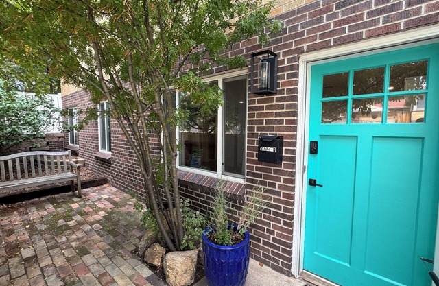 Modern Comfort in the Heart of Berkeley – Your Pet-Friendly Denver Retreat!