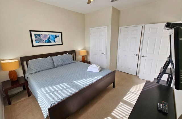 Modern Condo 5min to Conv Center with balcony