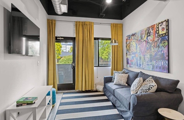 Modern Condo Hideaway –Sleeps 2, Pets OK, 8min BNA