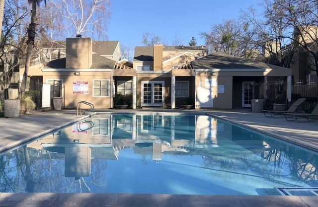 Modern Condo+ Pool +Gym+ Parking