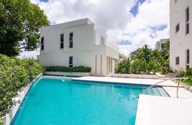 Modern Condo with Pool, Nearby Beaches & The Gap