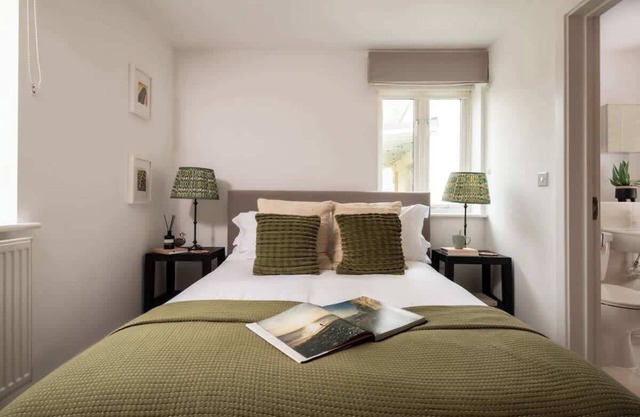 Modern Cotswolds lakeside retreat, spa and pool
