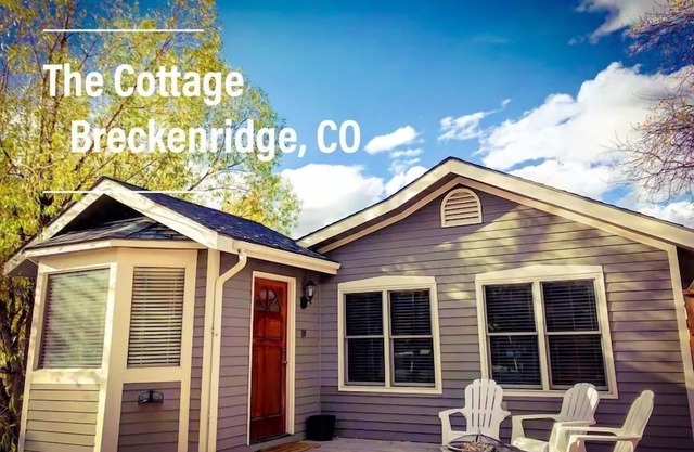 Modern Cottage🏡3 Blocks to Main🚠4 minutes to Gondola♨️Hot Tub🐶Pets🤑$0 Cleaning fee