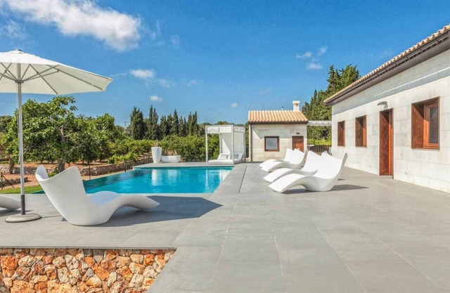 Modern country house with pool & a/c for 6 people