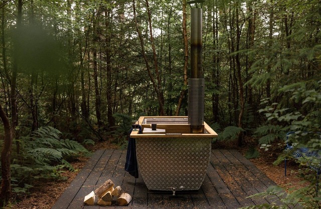 Modern countryside cottage offering generous space for up to seven guests. Including a wood fired hot tub and Big green egg BBQ