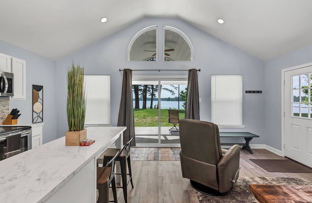 Modern Couples Retreat . Lakefront . Private Dock