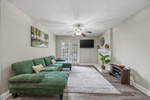 Modern & Cozy 1BR with a Pool plus Walk to Bars & Bites