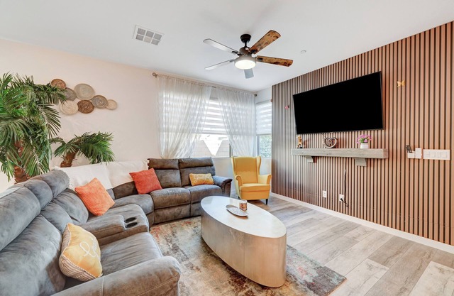 Modern/Cozy Home, in great location with beautiful Backyard!