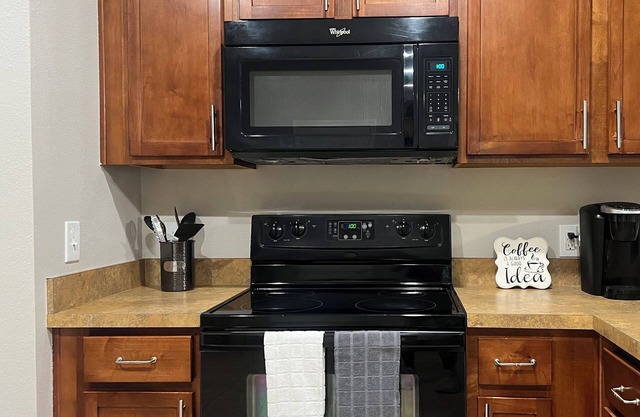 Modern - Cozy - Minutes from SAV airport - Free Wifi - Located in Pooler