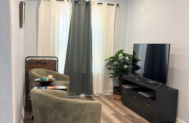Modern & Cozy Studio Near Airport, Downtown & Pearl