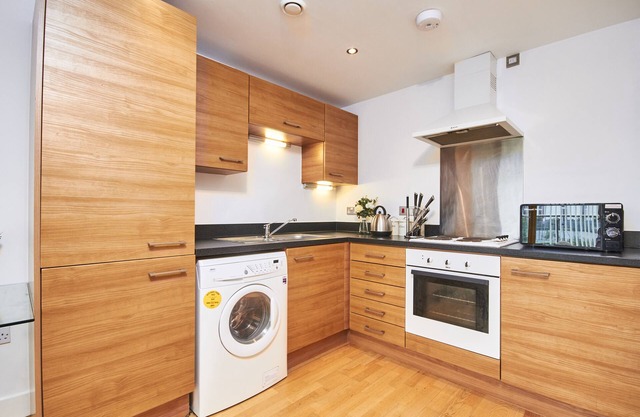 Modern Deluxe Leeds City Apt Balcony View