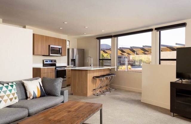 Modern Desert Dwelling W/Garage